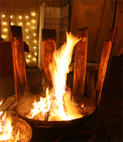 Flammlachs am Lagerfeuer Flammlachs am Lagerfeuer