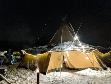 Verschneites Riesenzelt